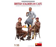 1:35 Fig. Brit. Soldaten im CafÃ© (3) Carson 35392 550035392